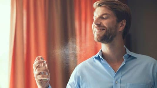 Ces gestes simples aident votre parfum à tenir du matin au soir sans multiplier les vaporisations