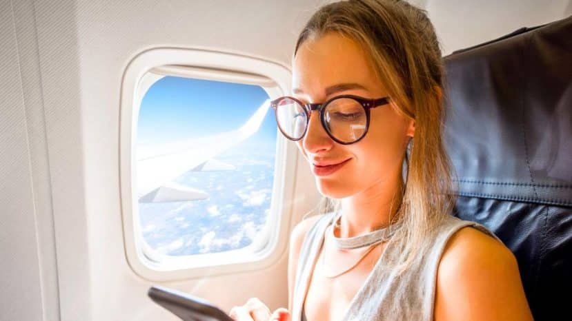 Cette experte beauté révèle le siège d'avion à éviter absolument si vous ne voulez pas arriver avec la peau tiraillée