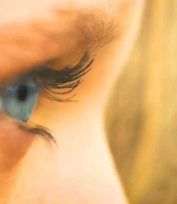 Cils nus sans mascara : la nouvelle beauté qui s'impose des défilés Dior aux tapis rouges