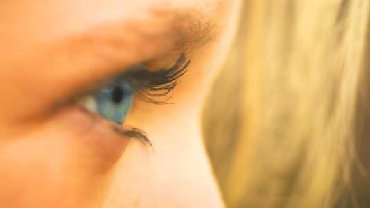 Cils nus sans mascara : la nouvelle beauté qui s'impose des défilés Dior aux tapis rouges