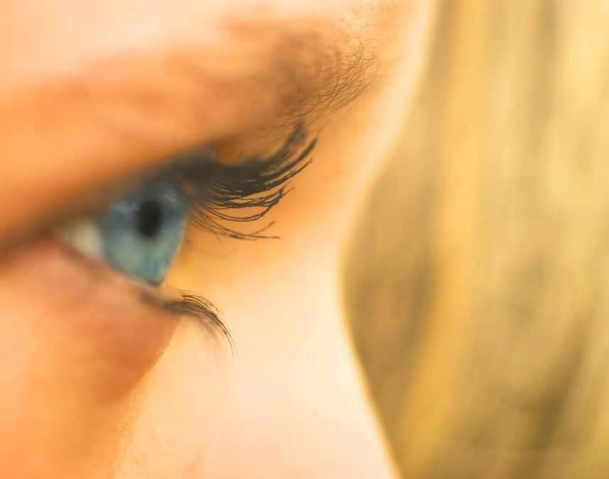 Cils nus sans mascara : la nouvelle beauté qui s'impose des défilés Dior aux tapis rouges