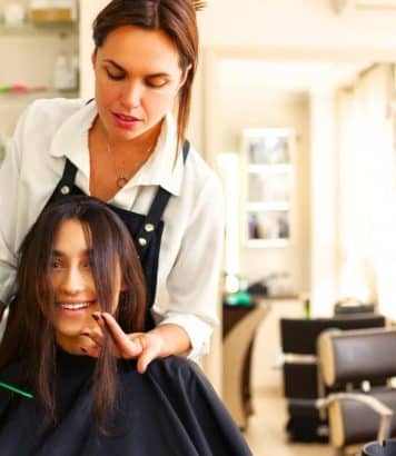 Coupe papillon après 50 ans : l'erreur en salon qui peut faire « perdre beaucoup de volume » aux cheveux fins