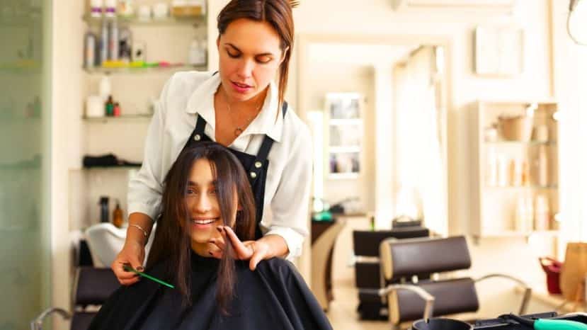 Coupe papillon après 50 ans : l'erreur en salon qui peut faire « perdre beaucoup de volume » aux cheveux fins