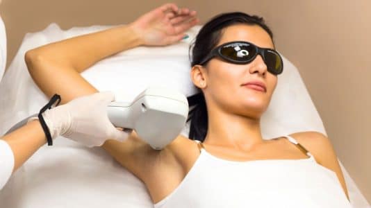 Épilation laser sans douleur même sur peau bronzée en été : ce nouveau laser NPS Elite change la donne après 50 ans