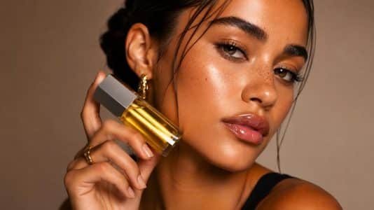 Gloss Bomb Ice Fruitz de Fenty Beauty, la pépite soldée qui donne des lèvres juteuses et glacées tout l'été