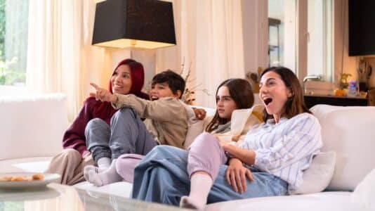 Harlan Coben dévoile son trio d'acteurs pour sa nouvelle série Netflix : mon préféré vient de Riverdale