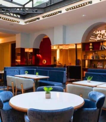 Classé numéro 1 sur 2006 hôtels à Paris sur TripAdvisor, l'Hôtel Astra Opéra cache une piscine et une terrasse avec vue Tour Eiffel