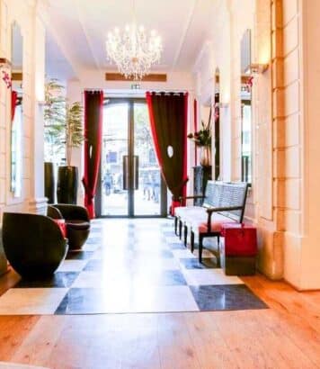 À deux pas des Champs-Élysées, l'Hôtel Le 123 Elysées cache 41 chambres feutrées dans un immeuble mythique du Faubourg Saint-Honoré