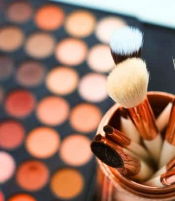 J'ai glissé un disque de coton sur mes produits de maquillage avant chaque voyage et plus aucune poudre ne casse dans ma valise