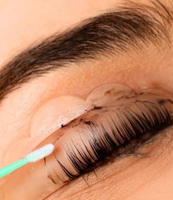 J'ai testé le rehaussement de cils avant l'été, et voici pourquoi ce soin ne donne pas des cils parfaits à toutes