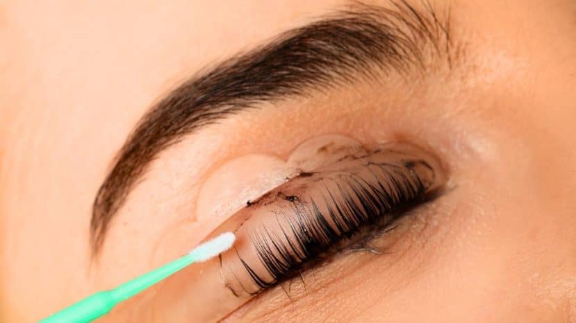 J'ai testé le rehaussement de cils avant l'été, et voici pourquoi ce soin ne donne pas des cils parfaits à toutes