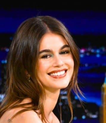 Kaia Gerber affiche le brun lumineux miel piqué aux archives 90 de Cindy Crawford, effet bonne mine garanti
