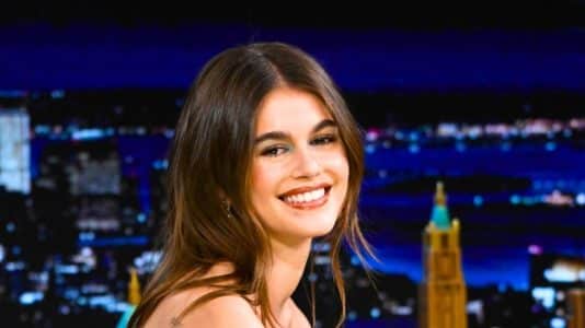 Kaia Gerber affiche le brun lumineux miel piqué aux archives 90 de Cindy Crawford, effet bonne mine garanti