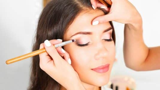 « La clé pour des cils longs et bien séparés » : la technique de peinture de cils d'une maquilleuse pro qui lifte le regard