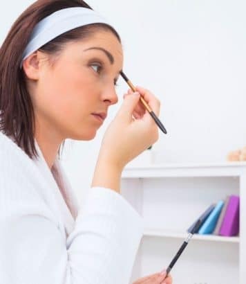 Le maquillage « Tuscan Mom » détrône la clean girl cet été avec ce teint hâlé façon vacances en Toscane