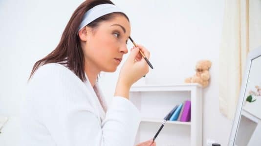 Le maquillage « Tuscan Mom » détrône la clean girl cet été avec ce teint hâlé façon vacances en Toscane
