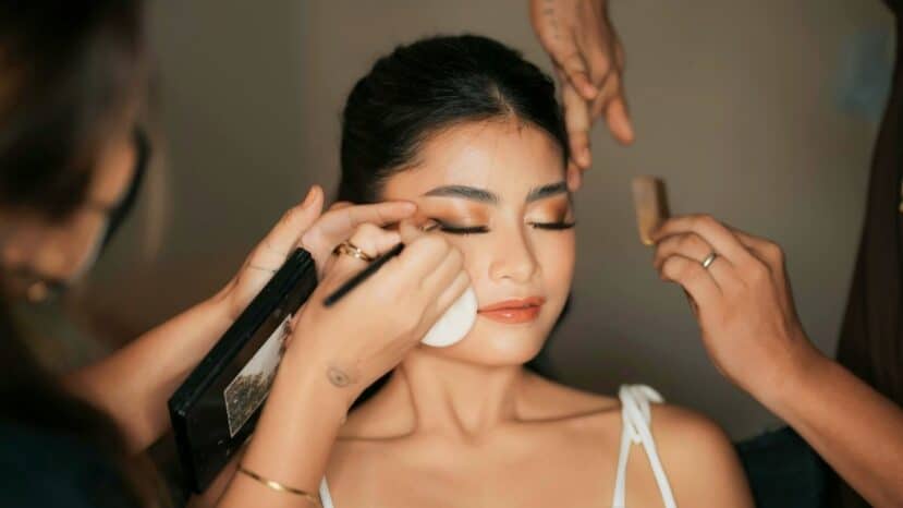 Le maquilleur qui transforme le regard de Zendaya signe une technique « Glazed Goddess » qui redéfinit les tapis rouges