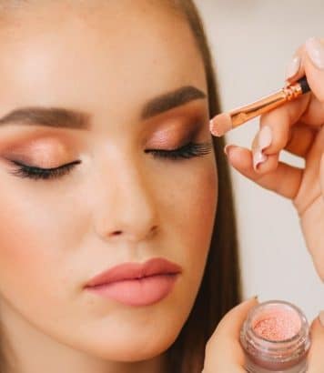 Le test du selfie noir et blanc qu'un makeup artist utilise en 3 secondes pour savoir si vos sourcils intensifient votre regard