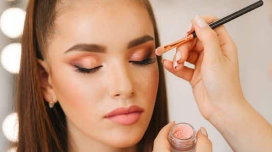Le test du selfie noir et blanc qu'un makeup artist utilise en 3 secondes pour savoir si vos sourcils intensifient votre regard