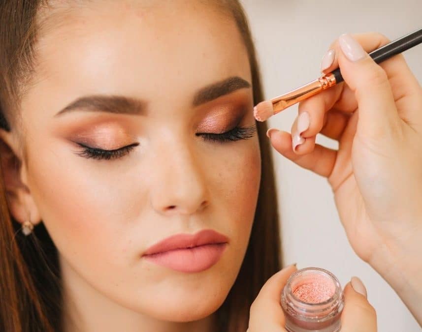 Le test du selfie noir et blanc qu'un makeup artist utilise en 3 secondes pour savoir si vos sourcils intensifient votre regard