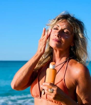 « L'utilisation quotidienne peut aider à réduire ces signes » : la crème solaire que les dermatologues conseillent aux peaux matures depuis des années