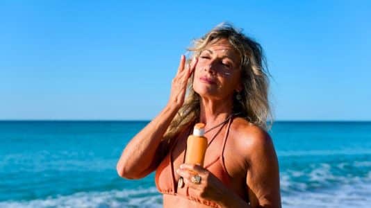 « L'utilisation quotidienne peut aider à réduire ces signes » : la crème solaire que les dermatologues conseillent aux peaux matures depuis des années