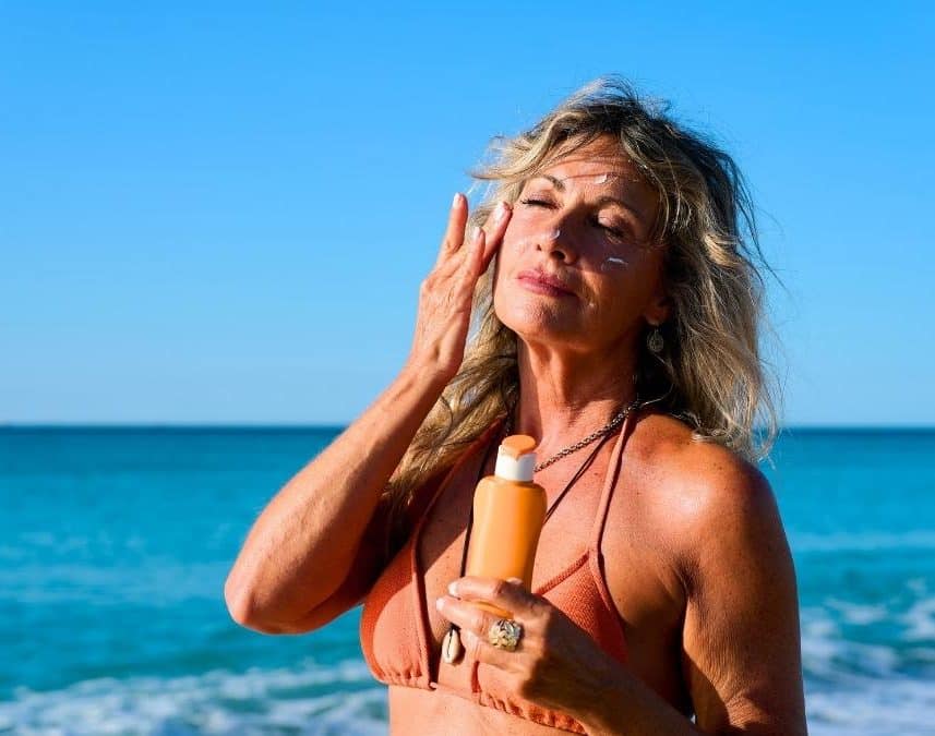 « L'utilisation quotidienne peut aider à réduire ces signes » : la crème solaire que les dermatologues conseillent aux peaux matures depuis des années