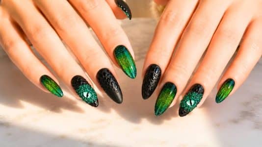 Marre de la french manucure, ces Dragon Nails à l'effet magnétique vont métamorphoser vos mains cet été