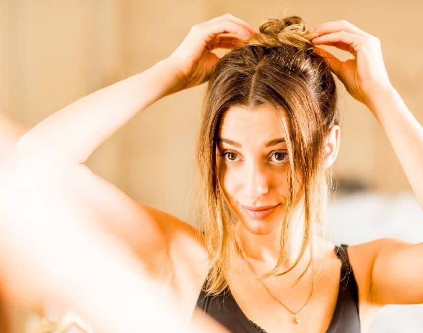 « Mes cheveux me tiennent trop chaud » : 5 coiffures d'été faciles avec un chouchou pour survivre à la canicule