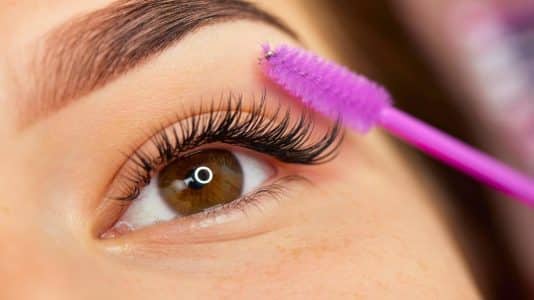 « Mes cils ont doublé de volume » avec ce coffret Benefit soldé, le mini offert file dans ma trousse de vacances