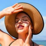 « Mon SPF 50+, je ne pars jamais sans » : une experte beauté révèle les 5 essentiels à glisser dans sa trousse cet été
