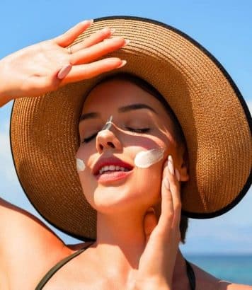 « Mon SPF 50+, je ne pars jamais sans » : une experte beauté révèle les 5 essentiels à glisser dans sa trousse cet été