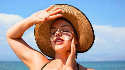 « Mon SPF 50+, je ne pars jamais sans » : une experte beauté révèle les 5 essentiels à glisser dans sa trousse cet été