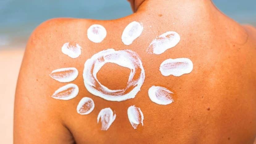 Noté 100/100 sur Yuka, ce stick solaire Caudalie protège la peau même par-dessus le maquillage