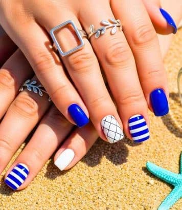 Ocean Nails, la manucure bleu profond qui va habiller tous les ongles cet été sur la Côte