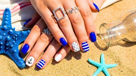 Ocean Nails, la manucure bleu profond qui va habiller tous les ongles cet été sur la Côte