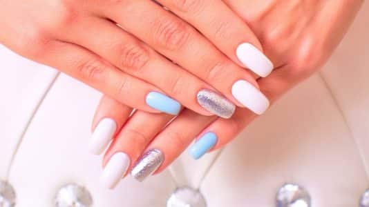 Ongles nude, finition glazed, french discrète : la manucure minimaliste qui s'impose comme LA tendance beauté de la saison