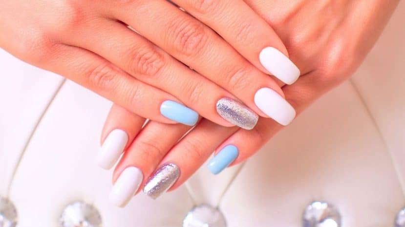 Ongles nude, finition glazed, french discrète : la manucure minimaliste qui s'impose comme LA tendance beauté de la saison