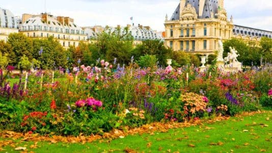 Ouvert 24h/24, ce parc de Paris niché dans le 12e cache des vignes et une oasis de fraîcheur loin des foules