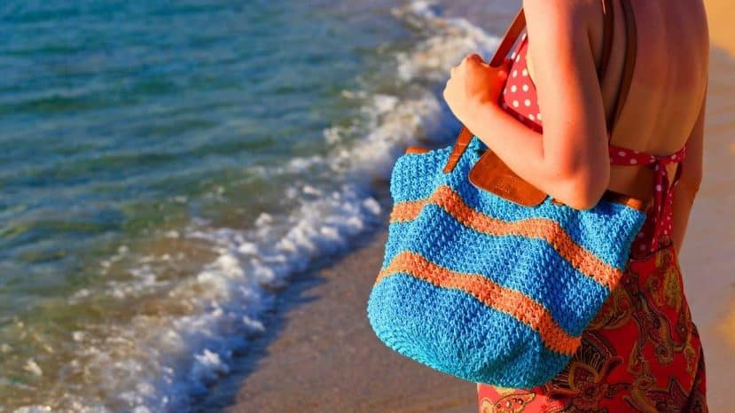 Panier tressé, raphia coloré ou cabas en cuir : les 26 sacs de plage qui remplacent le it-bag cet été 2026