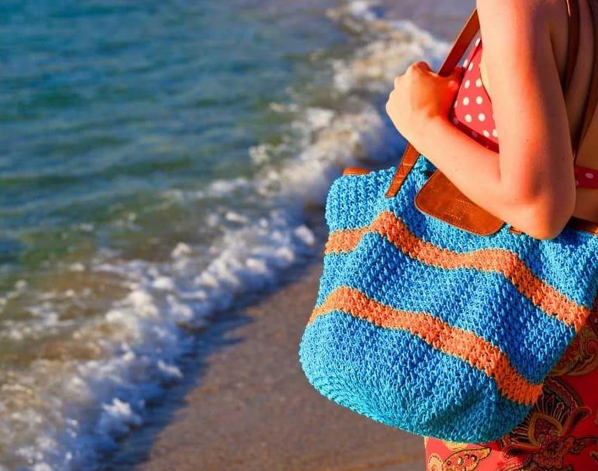 Panier tressé, raphia coloré ou cabas en cuir : les 26 sacs de plage qui remplacent le it-bag cet été 2026