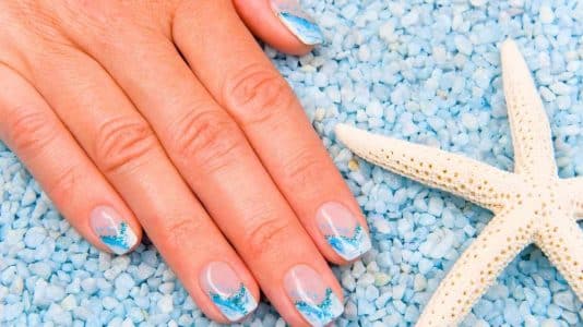 Pantone a tranché pour 2026 et cette couleur de vernis va s'imposer sur toutes les plages cet été
