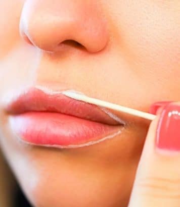 Pat McGrath dévoile la technique qu'elle affine depuis 30 ans pour un contour de lèvres parfait en coulisses des défilés