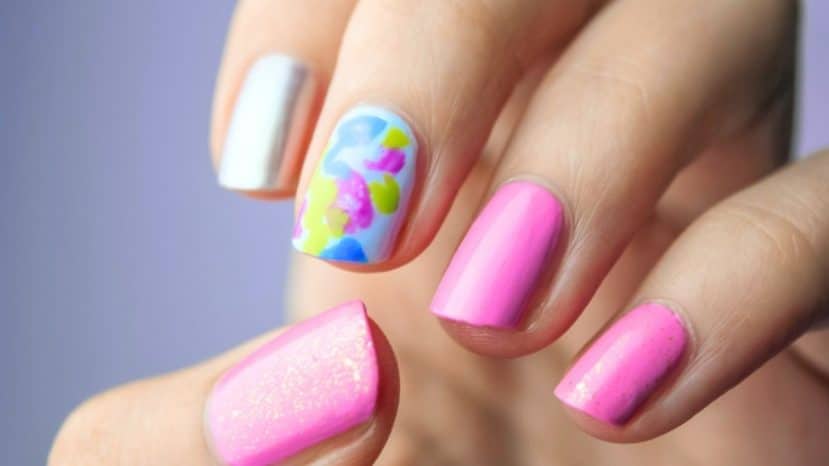 Patchs UV, semi-permanent, faux ongles : la seule manucure maison qui tient 3 semaines sans abîmer l'ongle