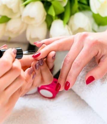Plage, piscine, crème solaire : le geste avant la pose qui fait tenir un vernis à ongles tout l'été