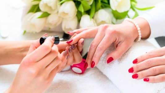 Plage, piscine, crème solaire : le geste avant la pose qui fait tenir un vernis à ongles tout l'été