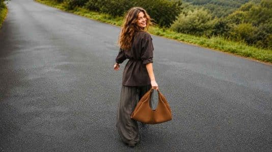 Polène dévoile le Shuldo, ce nouveau sac en cuir décliné en 7 teintes qui s'annonce déjà comme le it-bag de la rentrée