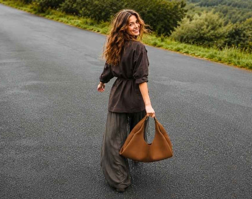 Polène dévoile le Shuldo, ce nouveau sac en cuir décliné en 7 teintes qui s'annonce déjà comme le it-bag de la rentrée
