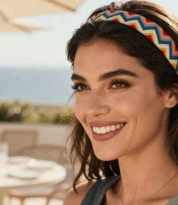 Repéré sur le podium Miu Miu, ce serre-tête zigzag est l'accessoire cheveux qui détrône le bandana cet été