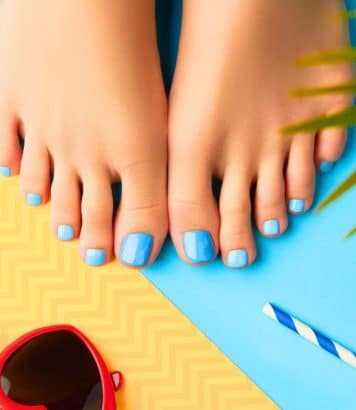 Soft French, bleu océan, effet chromé : les 3 pédicures qui vont dominer l'été 2026 selon une experte beauté